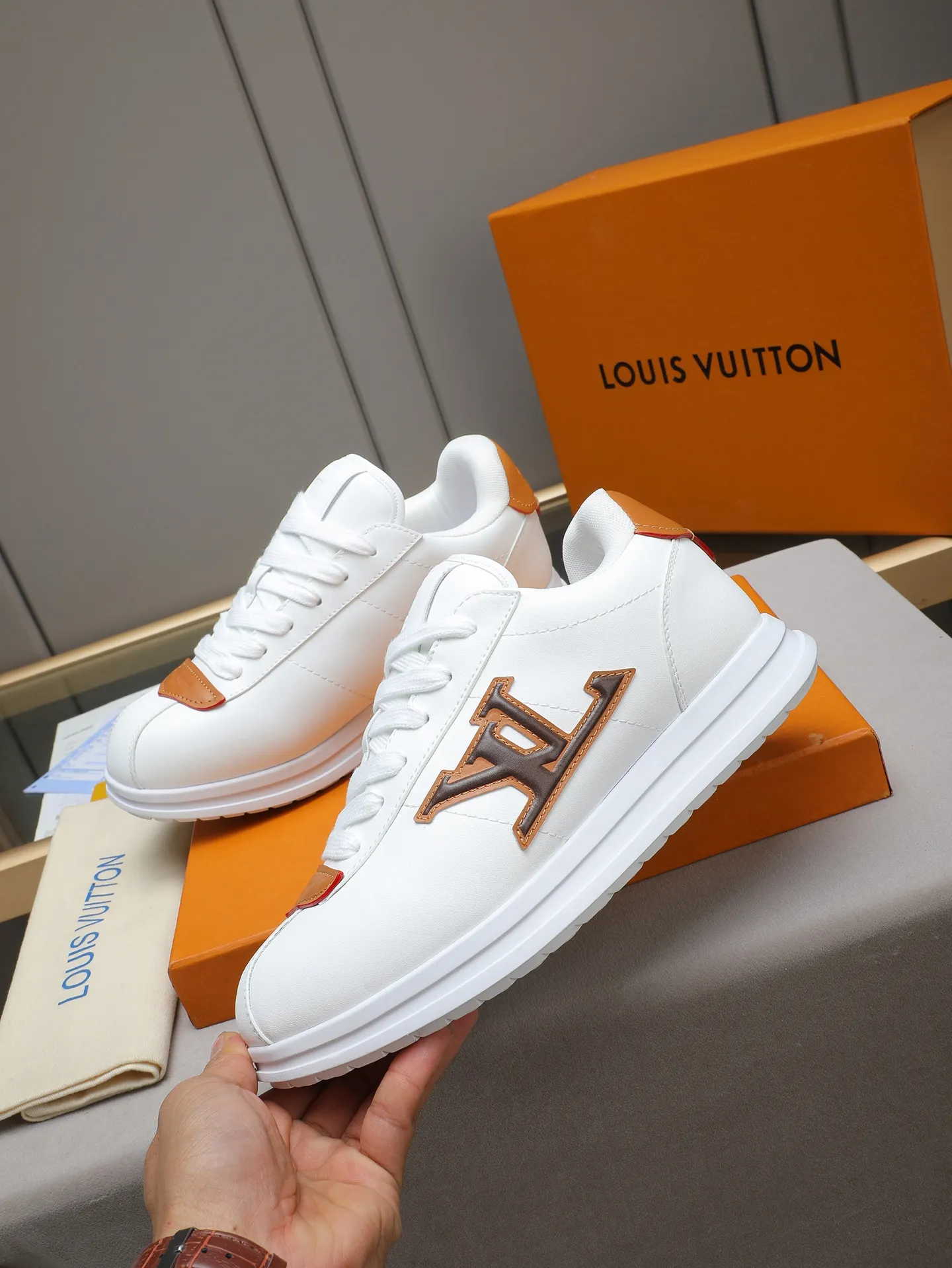PP560 LV Louis Vuitton L Jialu Brand Runner Tatic Series Thick-soled Casual Sports Shoes Running Shoes Original purchase, development and production This LV Runner Tatic sports shoe combines technical materials such as mesh fabric and ribbons to interpret the inspiration of traditional mountaineering shoes. LV letters are written on one side, the lariat buckle of the quick lacing system is embellished with Monogram flowers and Louis Vuitton logos, and the light and wear-resistant rubber outsole completes the whole. ▪️Fabric: Original imported cowhide + mesh ▪️Inner lining: Original customized breathable mesh ▪️Sole: Original open-molded anti-slip rubber combination material ▪️Size: Men's 38-44 (customized for 45 and 46)